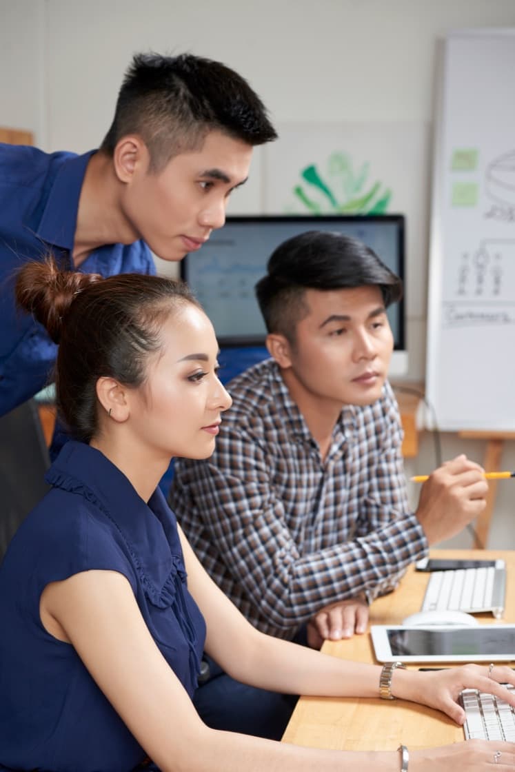 Đội ngũ tư vấn đầu tư trao đổi trong văn phòng